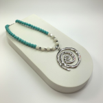 Κολιέ με γαλάζιες χάντρες και ασημί σπιράλ