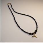 🖤 Κολιέ “Thalia” με μαύρες πέτρες και ουρά γοργόνας