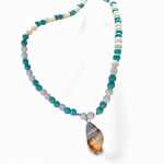 Κολιέ με φυσικές πέτρες σε γήινες αποχρώσεις και μακρύ κοχύλι