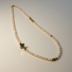 Κολιέ με Μπεζ Χάντρες και Μεταλλικό Σταυρό